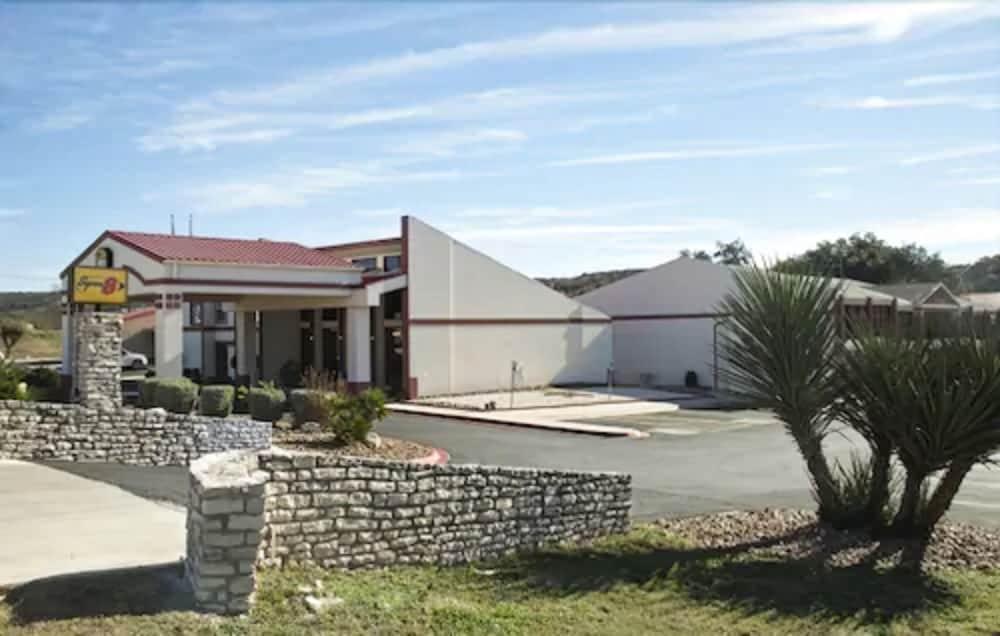 Super 8 by Wyndham Kerrville TX Eksteriør billede