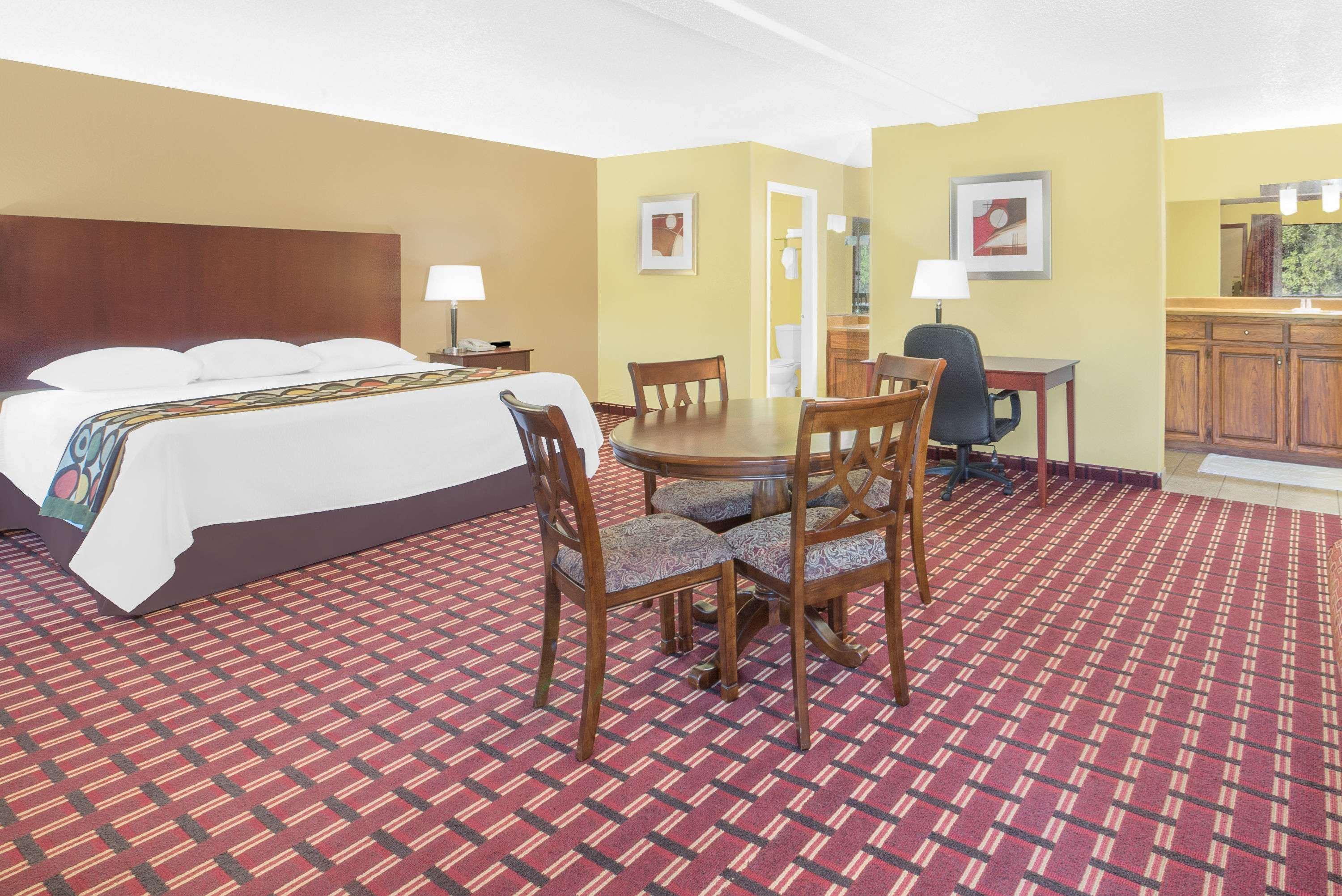 Super 8 by Wyndham Kerrville TX Eksteriør billede