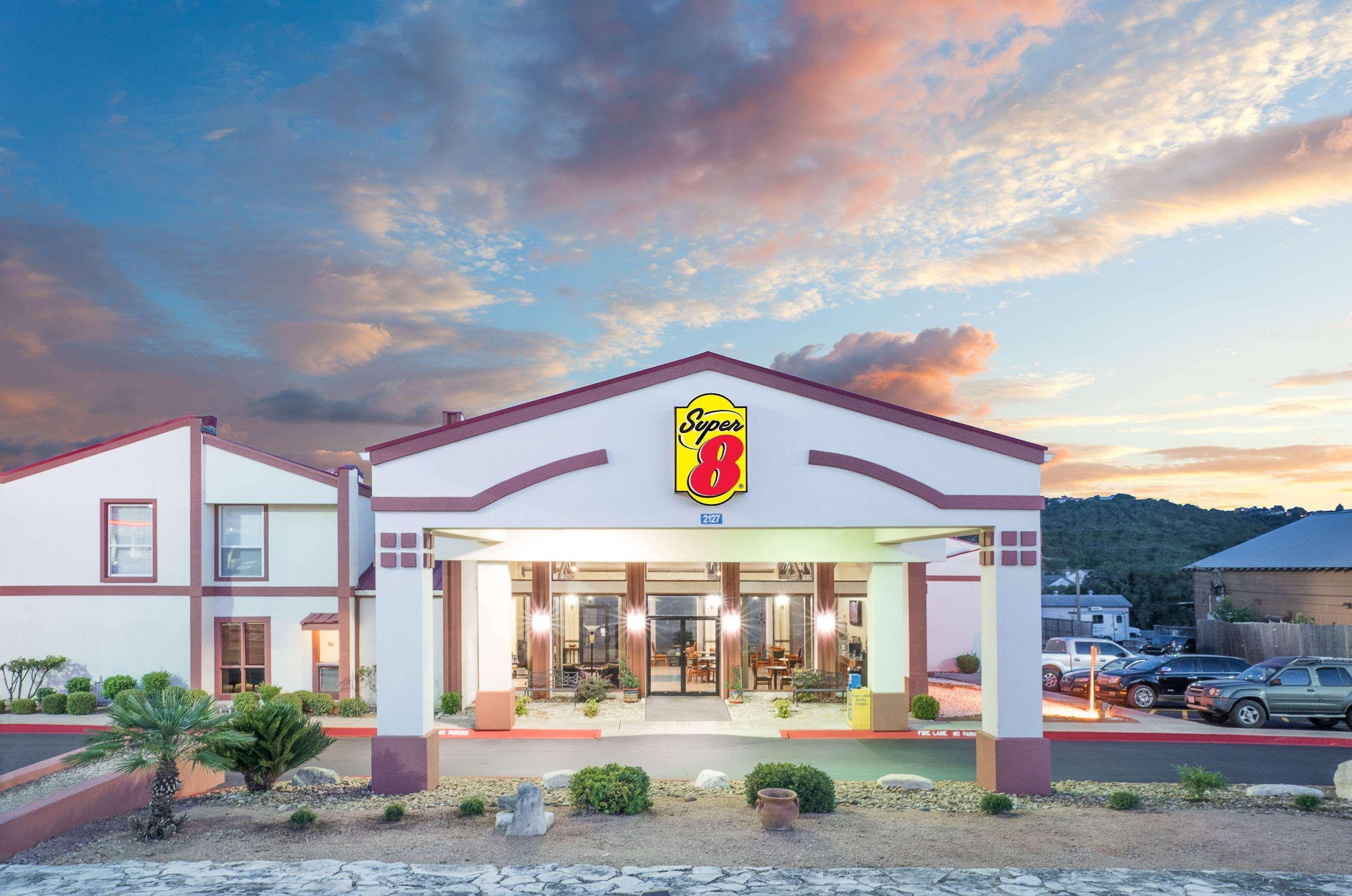 Super 8 by Wyndham Kerrville TX Eksteriør billede