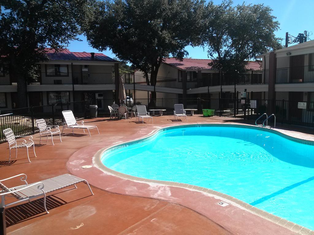 Super 8 by Wyndham Kerrville TX Eksteriør billede